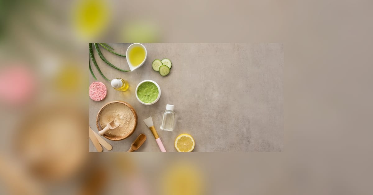 Flat lay de produtos cosméticos com espaço livre em composição clara.