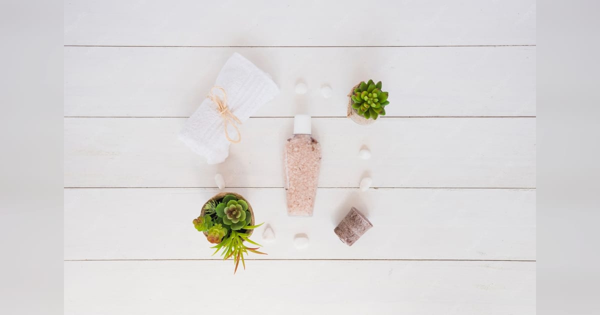 Frascos de skincare em composição suave, com aparência de rotina calmante para a pele.