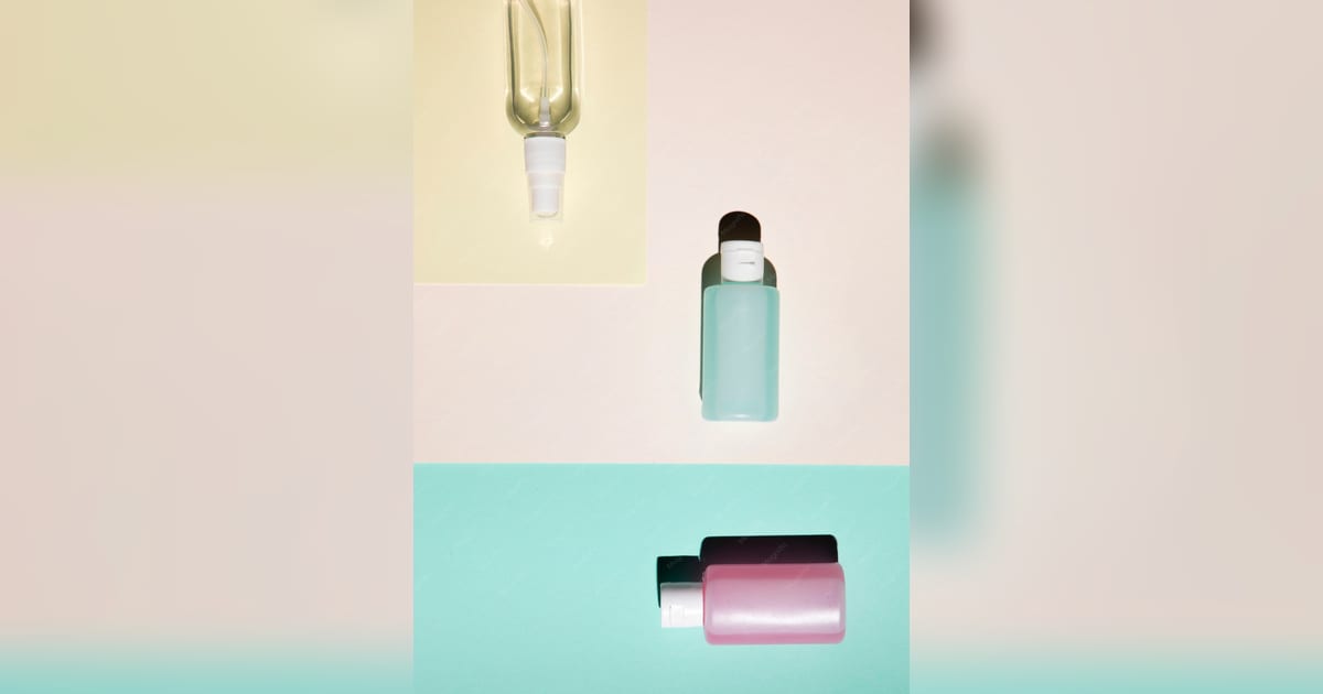 Produtos de skincare vistos de cima, organizados sobre fundo neutro e claro.