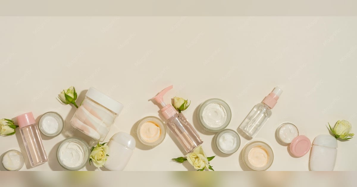 Itens de skincare organizados em um banheiro, sugerindo leitura de rótulos e ingredientes.