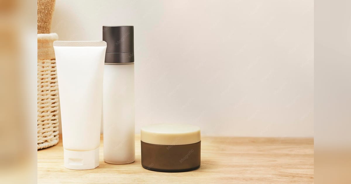Produtos de skincare sem rótulo organizados em bancada de banheiro.