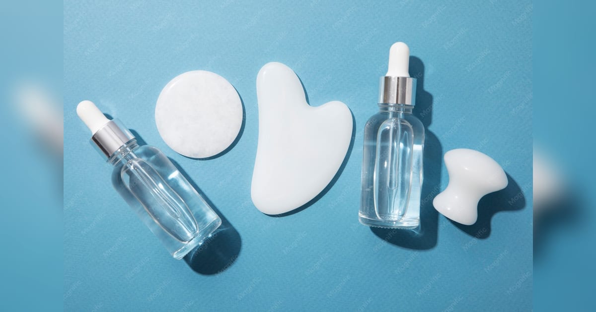 Creme facial em pote e frasco de skincare em fundo claro, com aparência minimalista.