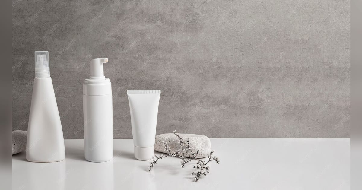Produtos de skincare organizados em bancada clara, sem rosto humano.